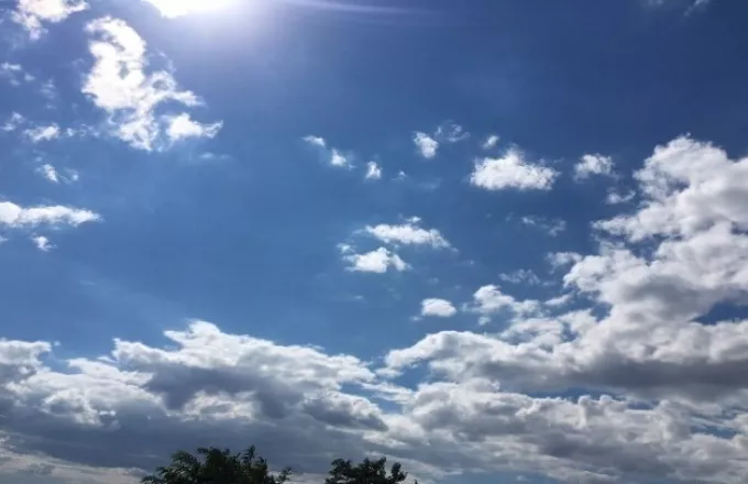 Καιρός: Γενικά αίθριος με λίγες τοπικές νεφώσεις σήμερα – Παραμένουν οι υψηλές θερμοκρασίες