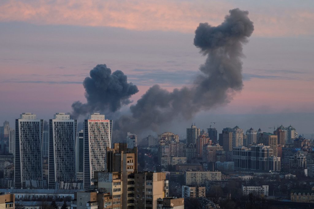 Η στιγμή που πύραυλος Patriot αντί να καταρρίψει ρωσικό πύραυλο χτυπά ουρανοξύστη στο Κίεβο (βίντεο) (upd)