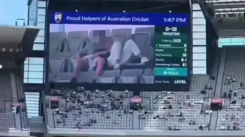 Αυστραλία: Ζευγάρι «φούντωσε» στις εξέδρες αγώνα κρίκετ αλλά «προδόθηκε» από την γιγαντοοθόνη του γηπέδου
