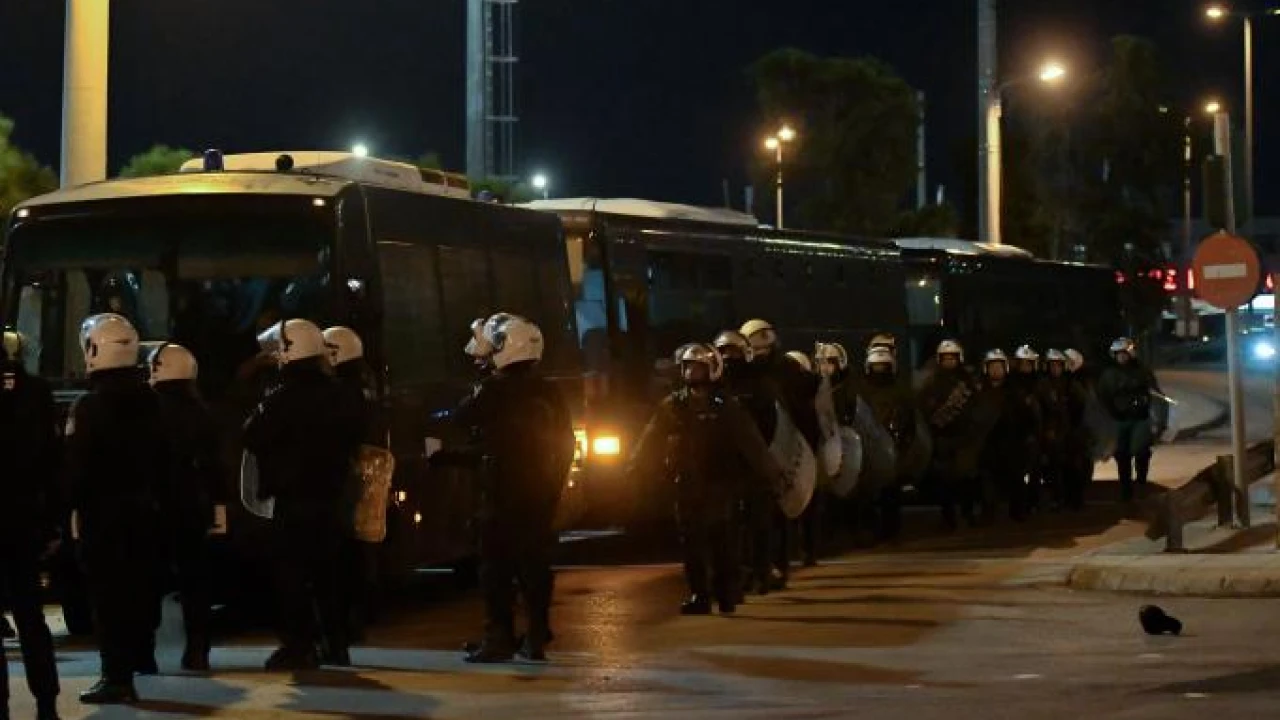 Ρέντη: Στο στόχαστρο των Αρχών τρεις χούλιγκαν που είχαν τα κλειδιά της αποθήκης με τις φωτοβολίδες και τις μολότοφ