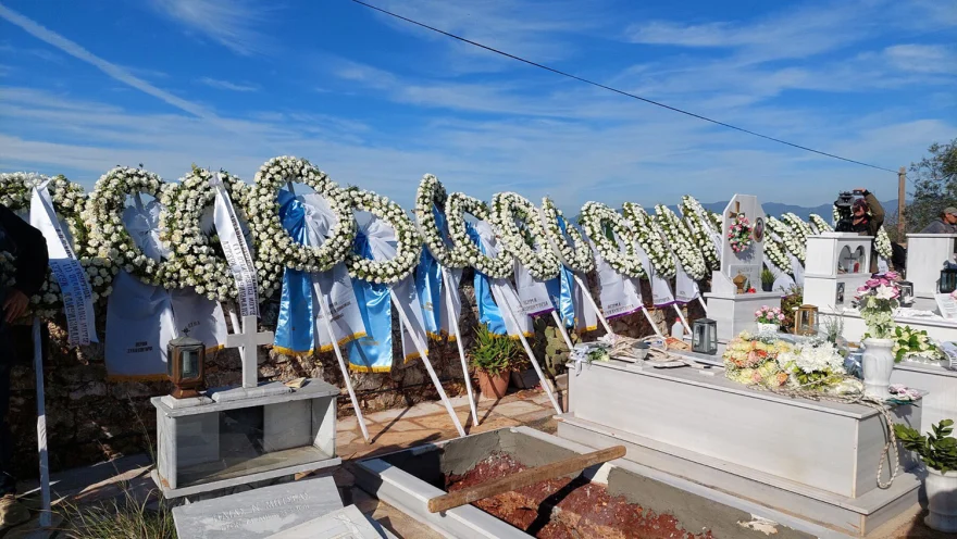 Συντριβή αεροσκάφους στην Καλαμάτα: «Ραγίζει καρδιές» η σύζυγος του επισμηναγού Κωστέα στο τελευταίο αντίο (φωτο)