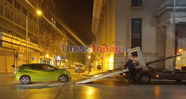 Θεσσαλονίκη: Oδηγός παραβίασε το κόκκινο και καρφώθηκε πάνω σε αυτοκίνητο που οδηγούσε αστυνομικός