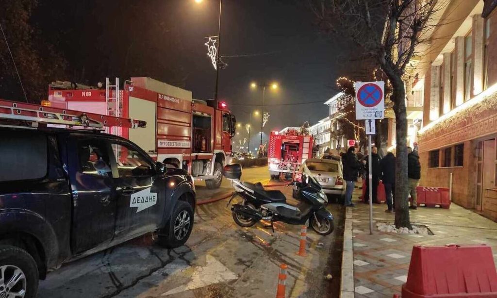 Ιωάννινα: Τυλίχθηκε στις φλόγες το κτήριο της Λέσχης Αξιωματικών – Πρόλαβε η πυροσβεστική
