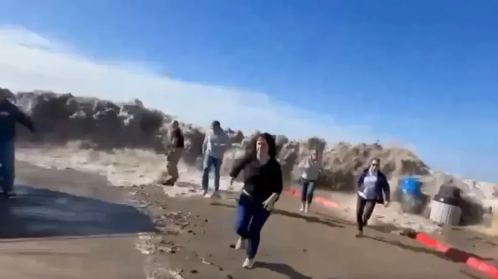 Καλιφόρνια: Πελώριο κύμα παρέσυρε ανθρώπους και αυτοκίνητα – Οχτώ άτομα στο νοσοκομείο