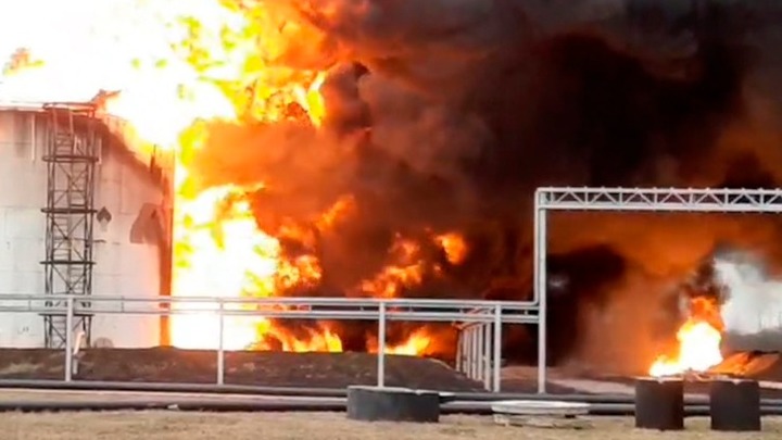 Πυρκαγιά σε πολυώροφο κτίριο στο λιμάνι της Οδησσού – Για καταρρίψεις drone κάνει λόγο η Ουκρανία