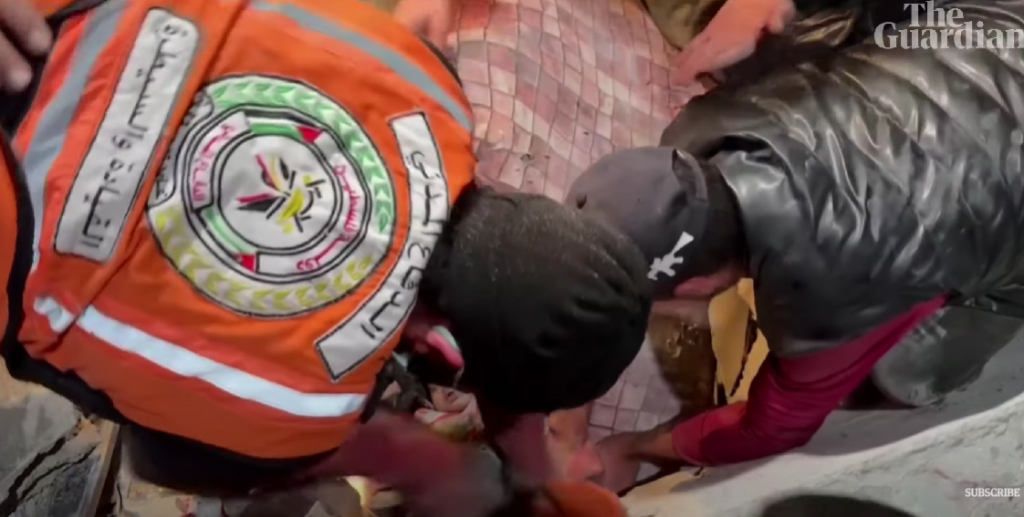 Μωρό βγήκε ζωντανό από χαλάσματα βομβαρδισμένου κτιρίου στη Γάζα – Δείτε βίντεο 