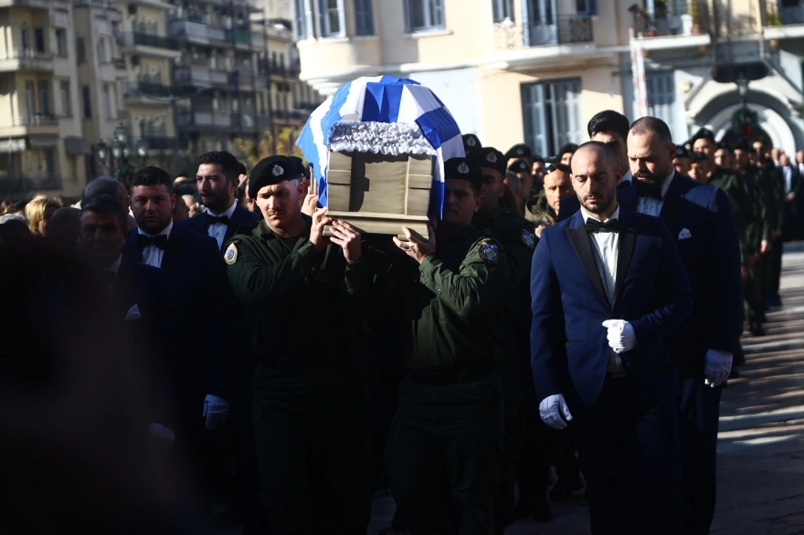 Θρήνος στην κηδεία του αστυνομικού Γιώργου Λυγγερίδη – Καλυμμένος με την ελληνική σημαία: «Αθάνατος»  (φώτο)