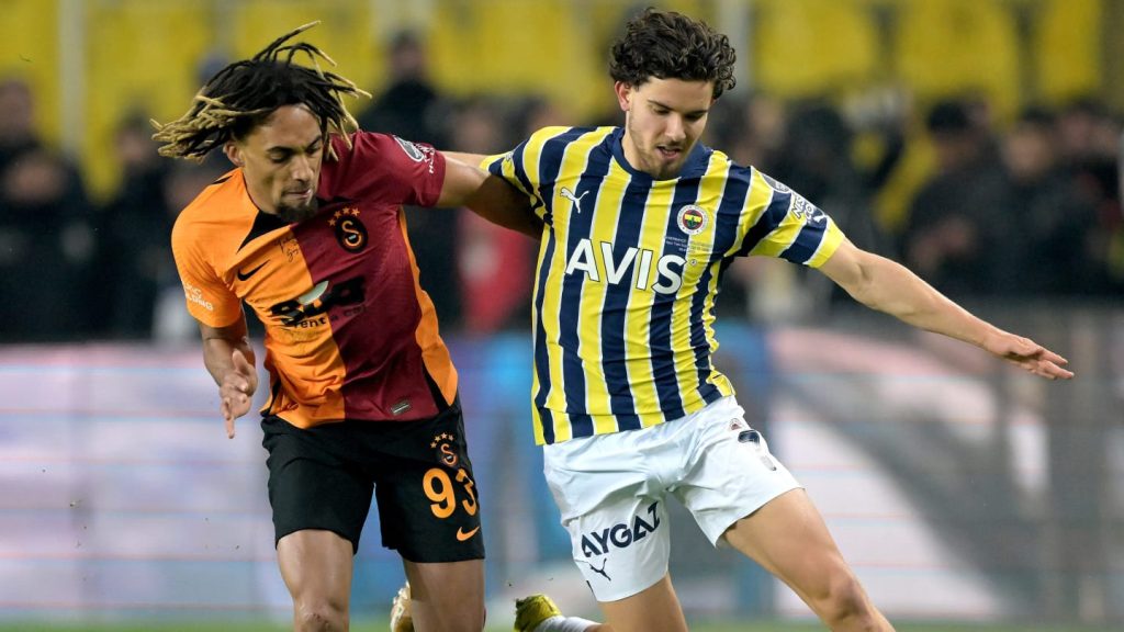 Αναβλήθηκε ο αγώνας Φενέρμπαχτσε-Γαλατασαράι – Οι Σαουδάραβες δεν επέτρεψαν πανό με τον Κεμάλ (βίντεο)