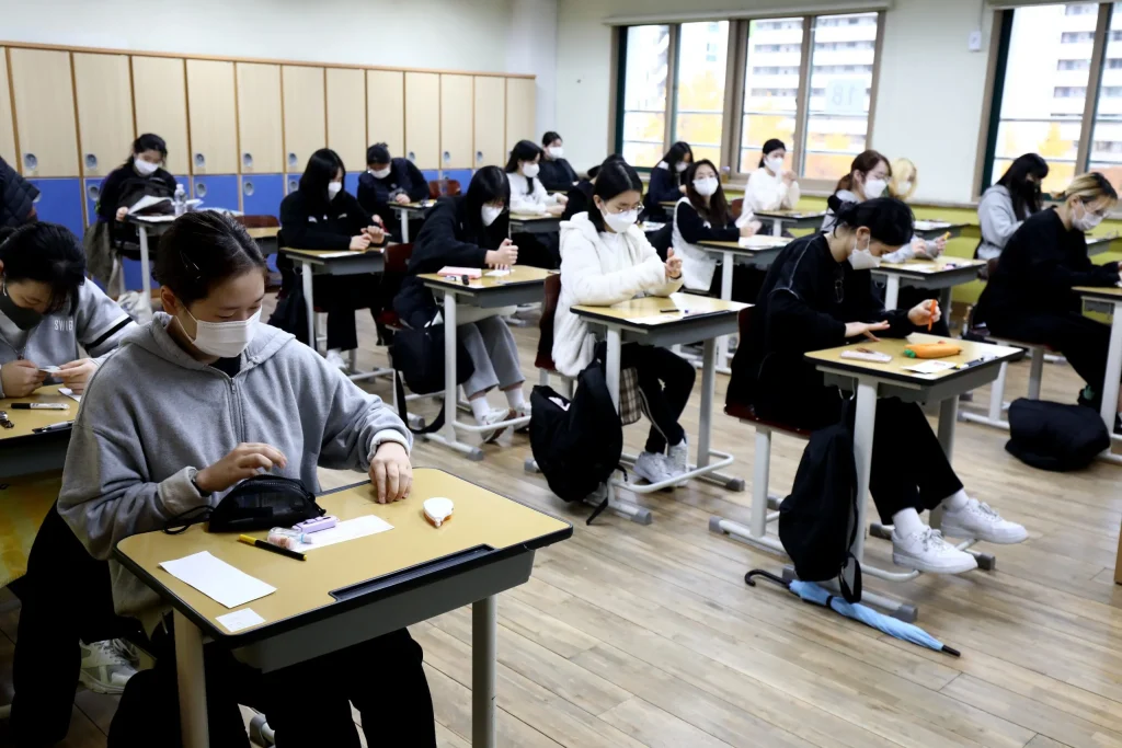 Νότια Κορέα: Μαθητές μήνυσαν την κυβέρνηση γιατί οι εξετάσεις τελείωσαν… 90 δευτερόλεπτα νωρίτερα
