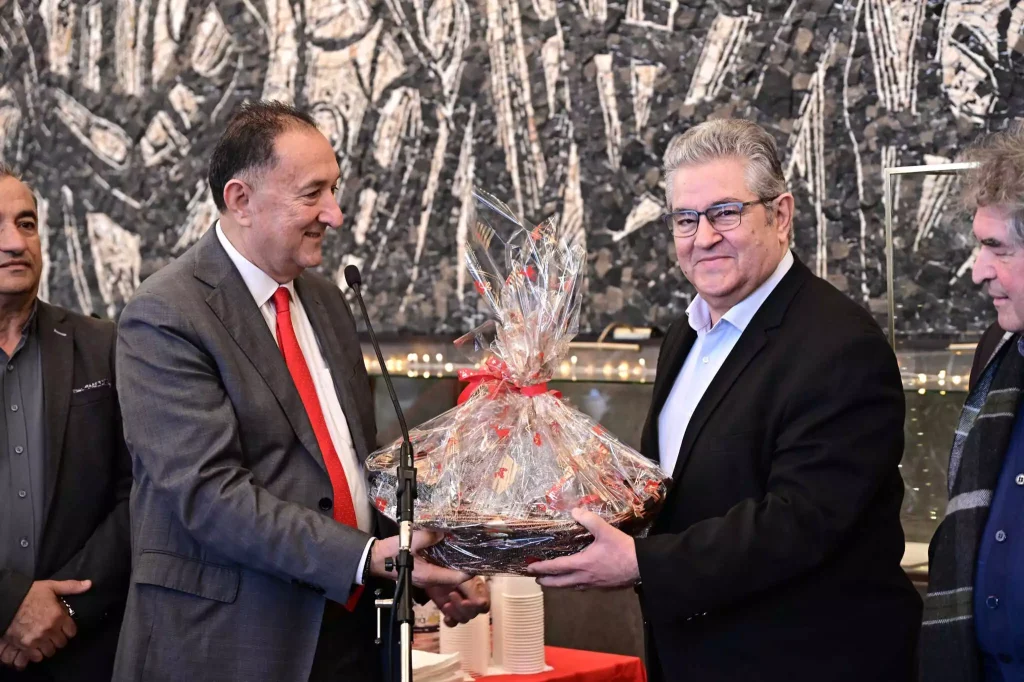 Δ.Κουτσούμπας: Άκουσε τα κάλαντα της Πρωτοχρονιάς από την παιδική χορωδία της Παλαιστινιακής Παροικίας Ελλάδας