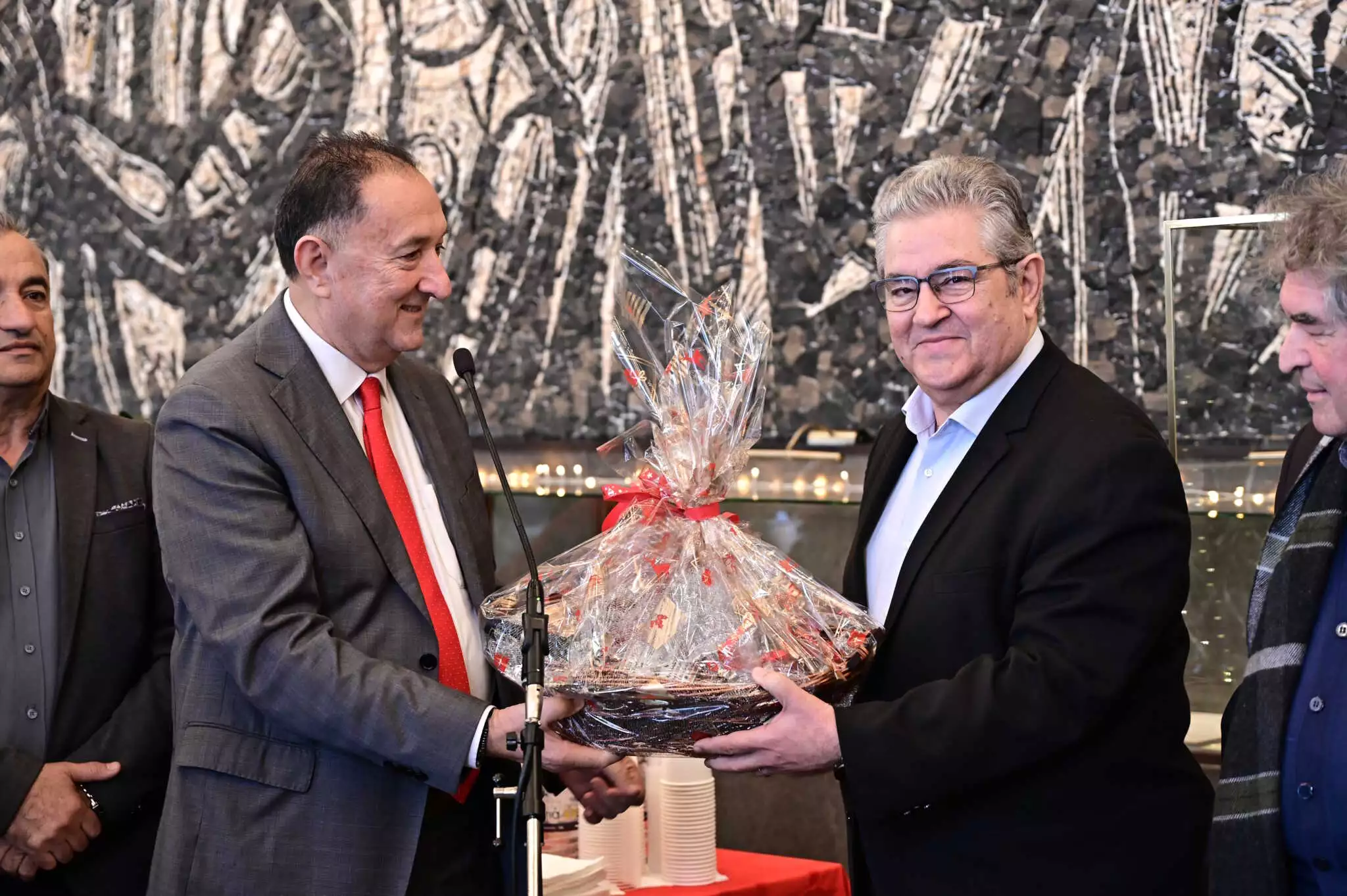 Δ.Κουτσούμπας: Άκουσε τα κάλαντα της Πρωτοχρονιάς από την παιδική χορωδία της Παλαιστινιακής Παροικίας Ελλάδας