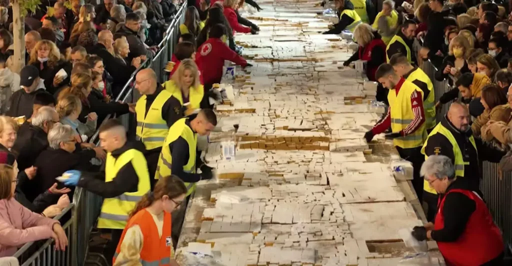 Περιστέρι: Έφτιαξαν βασιλόπιτα μήκους 78 μέτρων και «έσπασαν» το ρεκόρ Γκίνες (βίντεο)