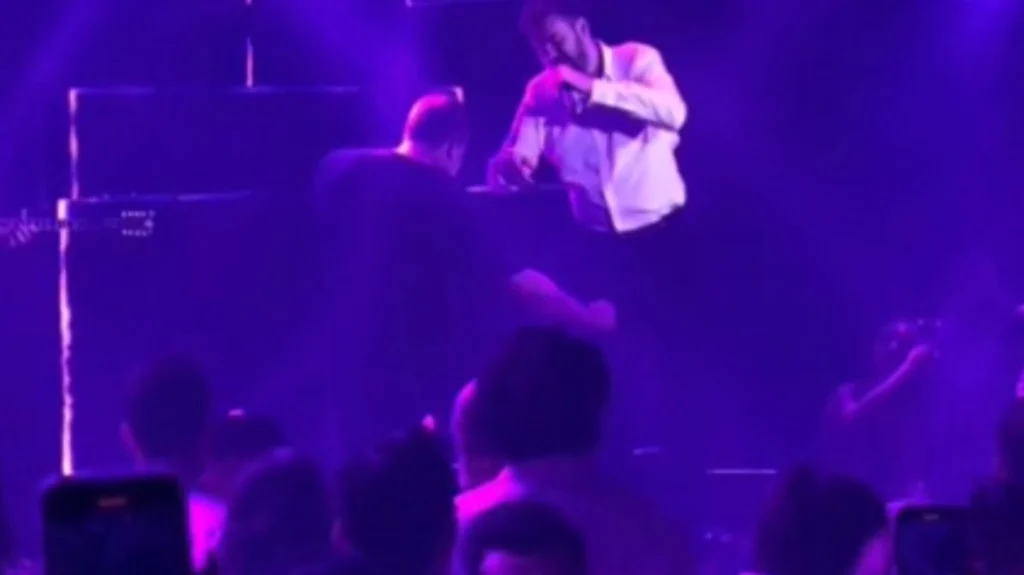Ο Β.Μπισμπίκης χόρεψε τραγούδι του Β.Καρρά στο κέντρο που εμφανίζεται η Δ.Βανδή (βίντεο)