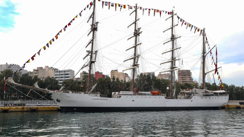 «Bap Union»: Έως τις 2 Ιανουαρίου θα βρίσκεται αγκυροβολημένο στον Πειραιά το δεύτερο μεγαλύτερο ιστιοφόρο στον κόσμο (βίντεο)