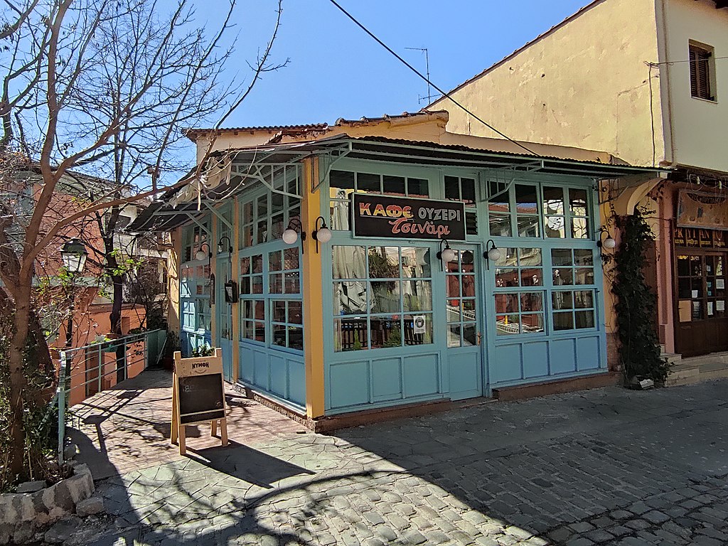 Το θρυλικό καφενείο της Θεσσαλονίκης που είχε μέσα και κουρείο – Τι βρίσκεται σήμερα στη θέση του