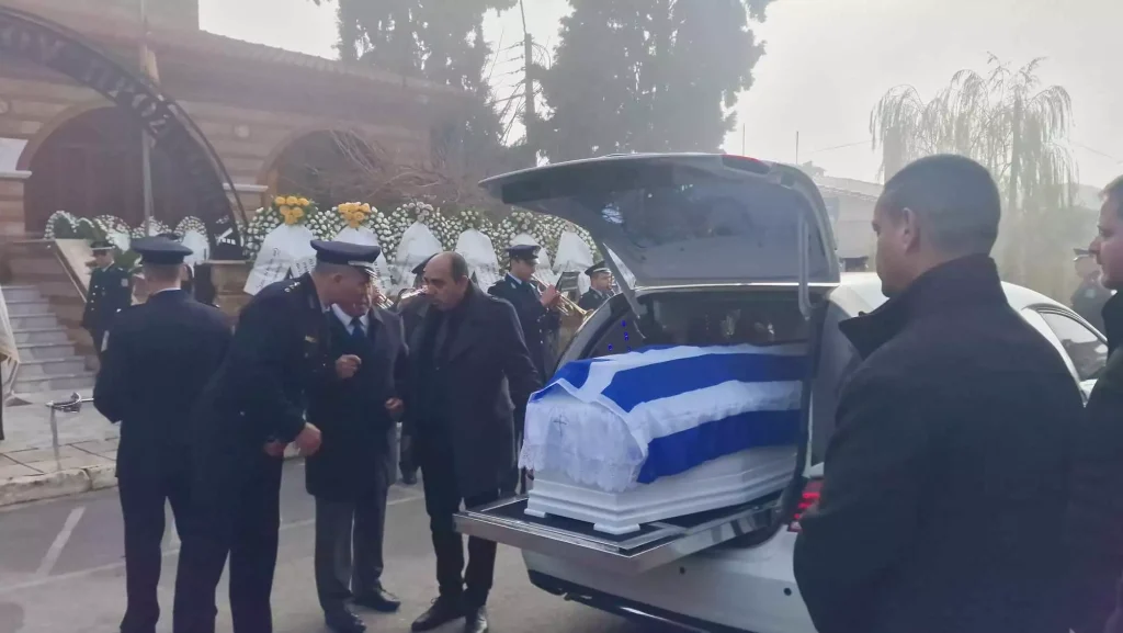 Θεσσαλονίκη: Καλυμμένο με την ελληνική σημαία το φέρετρο του 32χρονου αστυνομικού – Κηδεία με άγημα και τιμές