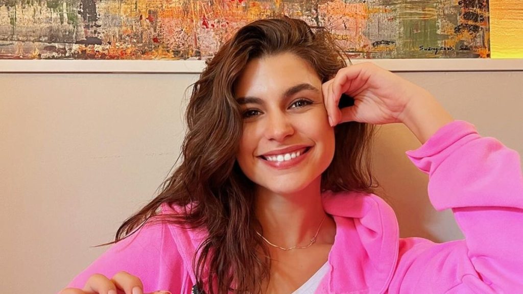 Επίμονος θαυμαστής της Δ.Παππά της στέλνει κάθε μέρα «θέλω να δω τις κάλτσες σου»