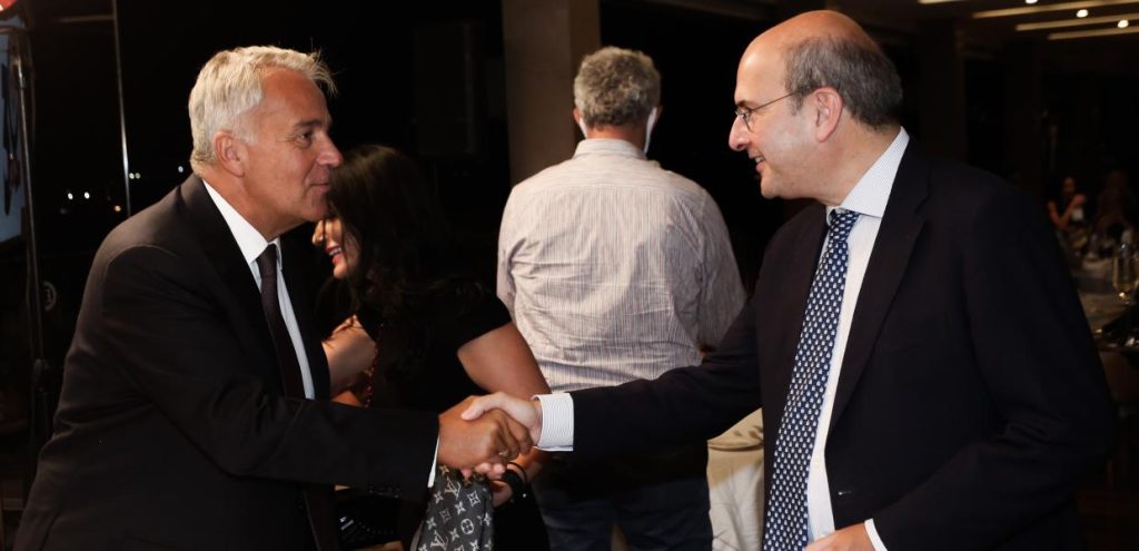 Σύζυγοι υπουργών σε κατάσταση εσχάτης πενίας: Πλαστική χειρουργός με 7.000 ευρώ ετήσιο εισόδημα και παιδίατρος με 3.500 ευρώ!