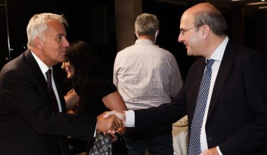 Σύζυγοι υπουργών σε κατάσταση «εσχάτης πενίας»: Πλαστική χειρουργός με 7.000 ευρώ ετήσιο εισόδημα και παιδίατρος με 3.500 ευρώ!