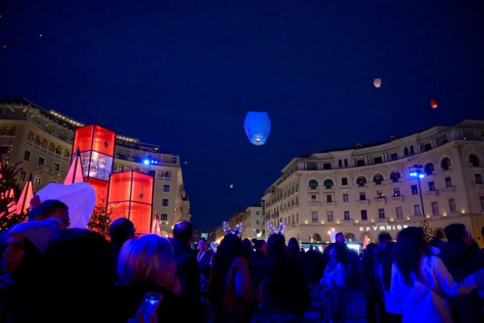 Θεσσαλονίκη: Εντυπωσιακές εικόνες από τα εκατοντάδες φαναράκια που φώτισαν τον ουρανό (φωτο)