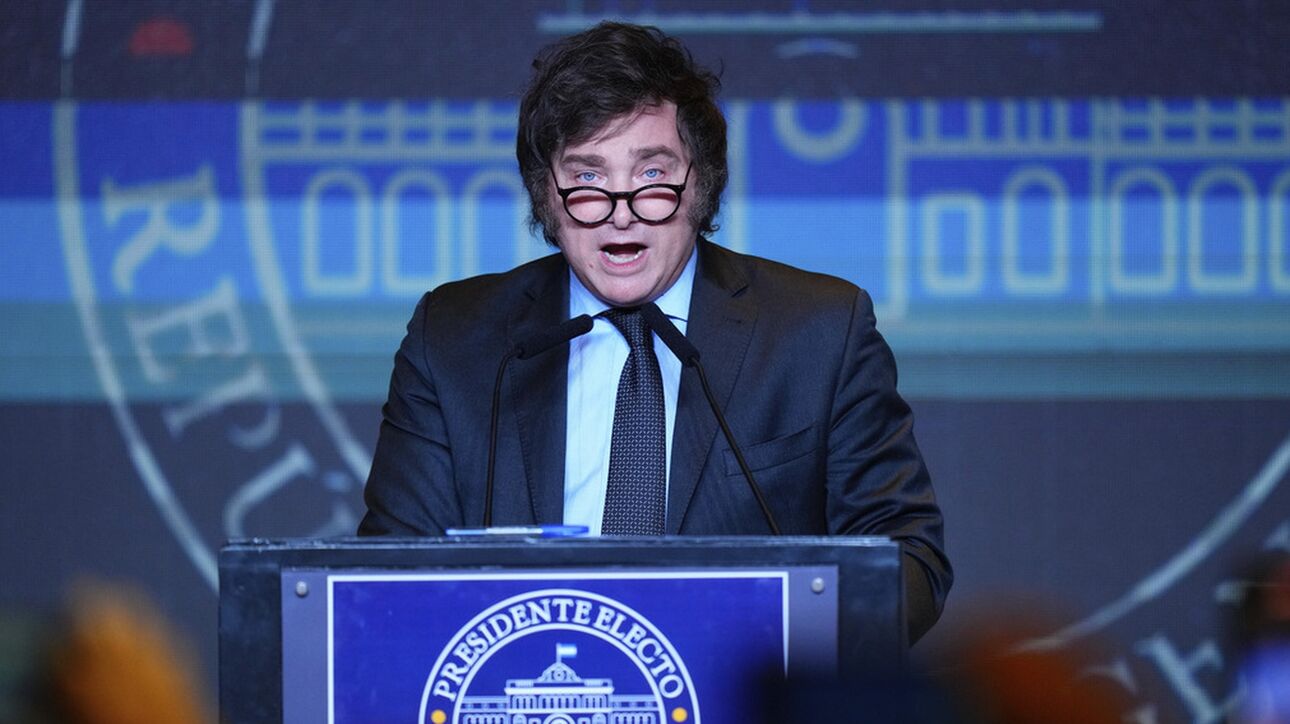 Ο Χ.Μιλέι ταξιδεύει με αεροπλάνο σε οικονομική θέση και φωνάζει: «Ζήτω η ελευθερία, γ@μ…»! (βίντεο)