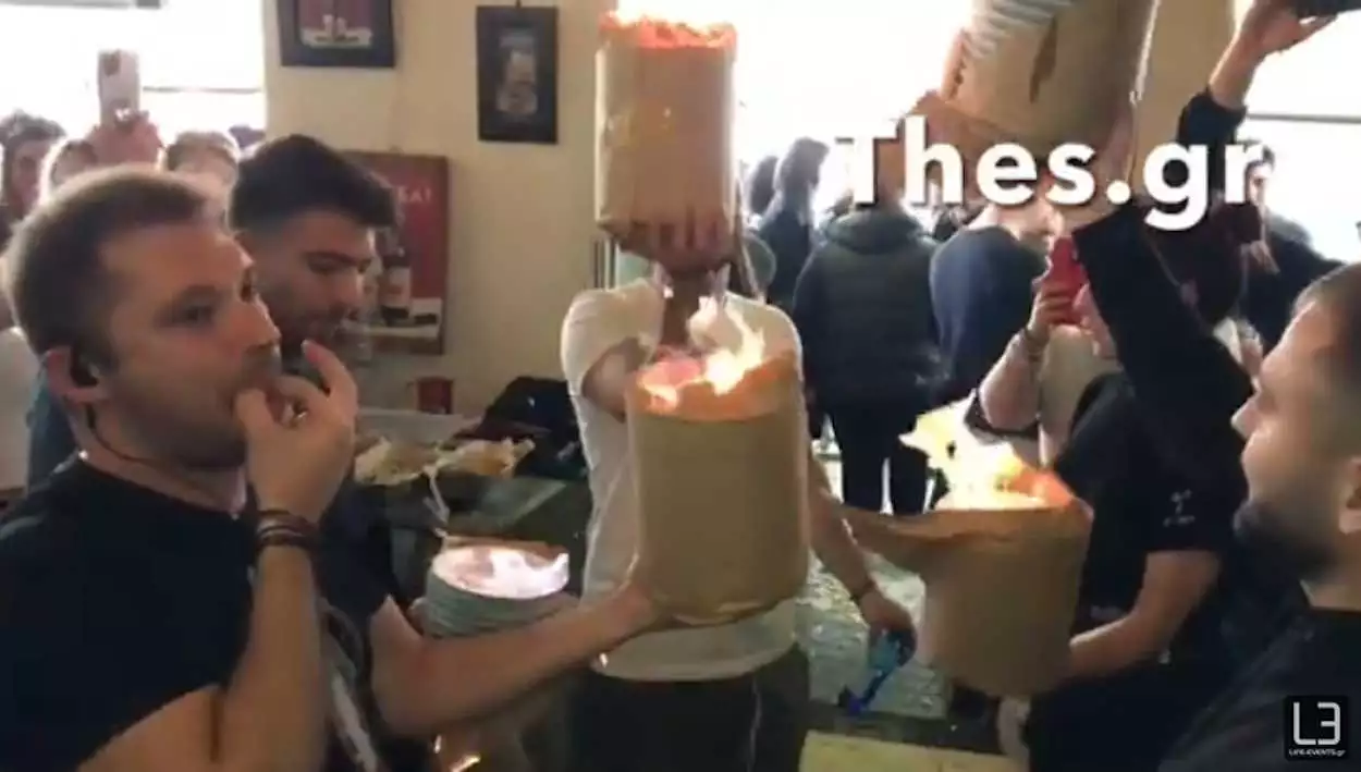 Στήθηκε ήδη το πρωτοχρονιάτικο γλέντι στη Θεσσαλονίκη – Με φλεγόμενα πιάτα και Καρρά ετοιμάζονται να υποδεχθούν το 2024