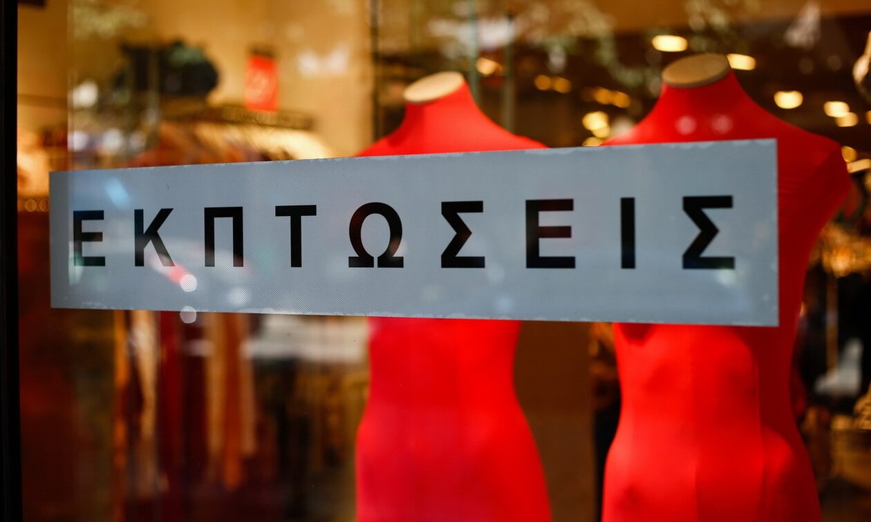 Δείτε πότε ξεκινούν οι χειμερινές εκπτώσεις – Ποια Κυριακή θα είναι ανοιχτά τα καταστήματα
