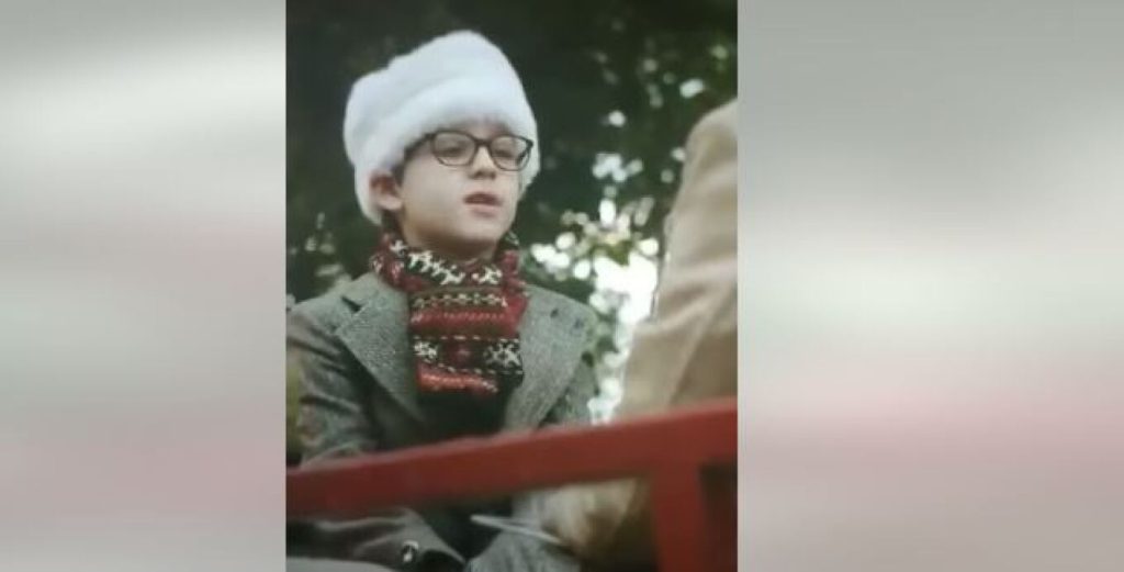 «Έχω την εντύπωση ότι ο Άγιος Βασίλης είναι κομμουνιστής»: Το βίντεο φίλων της ΚΝΕ για το νέο έτος