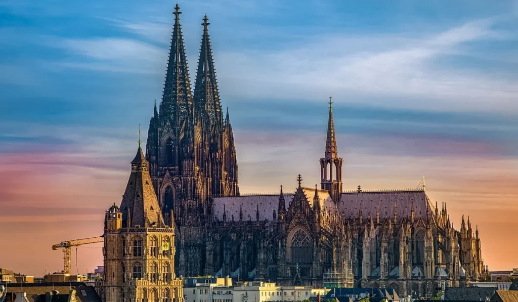 Γερμανία: Χειροπέδες σε τρεις ισλαμιστές – Σχεδίαζαν επίθεση στον Καθεδρικό ναό της Κολωνίας