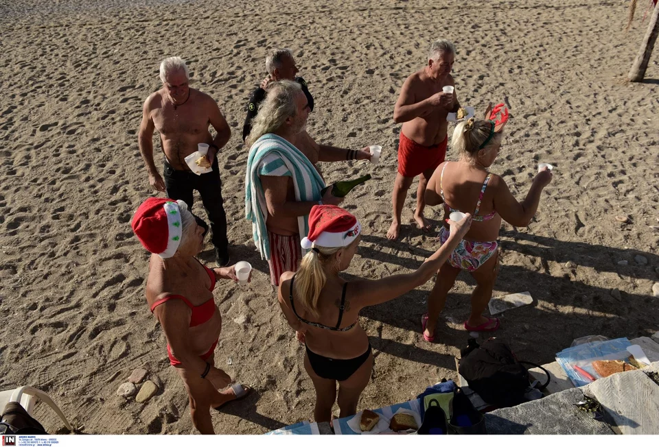 Χειμερινοί κολυμβητές έκαναν το πρώτο μπάνιο του έτους στις παραλίες της Αττικής και έκοψαν βασιλόπιτα με τα… μαγιό (φωτο)