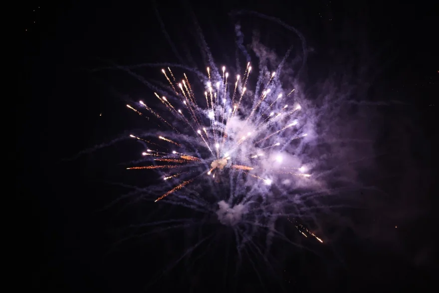 Λάρισα: Δείτε εικόνες από την αλλαγή χρόνου – Χιλιάδες πυροτεχνήματα φώτισαν τον ουρανό (βίντεο-φωτο)