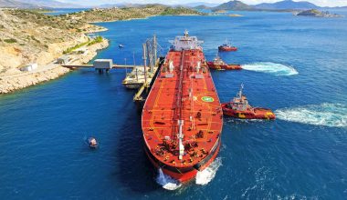 Στο χάος οι παγκόσμιες εφοδιαστικές αλυσίδες: Σουέζ, Παναμάς, Μαύρη Θάλασσα κλειστά ή υπολειτουργούν – Ποιοι θησαυρίζουν