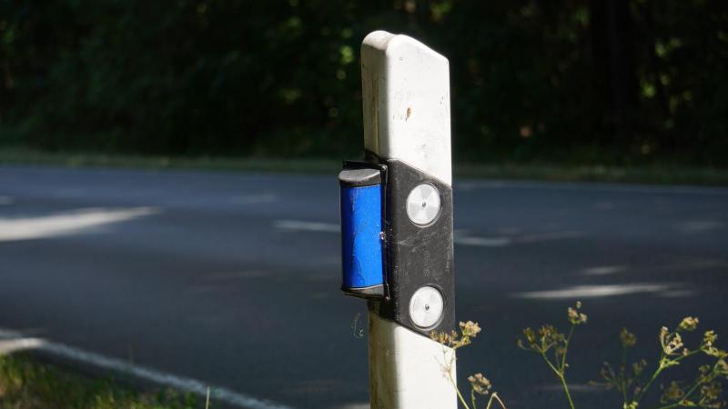 Αυτό το γνωρίζατε; – Τι σημαίνει το μπλε χρώμα στα κολωνάκια των δρόμων