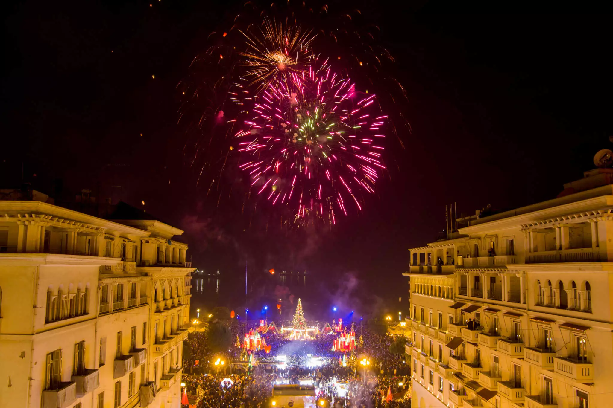 Πρωτοχρονιά 2024: Υπερθέαμα στη Θεσσαλονίκη με πυροτεχνήματα για την αλλαγή του έτους