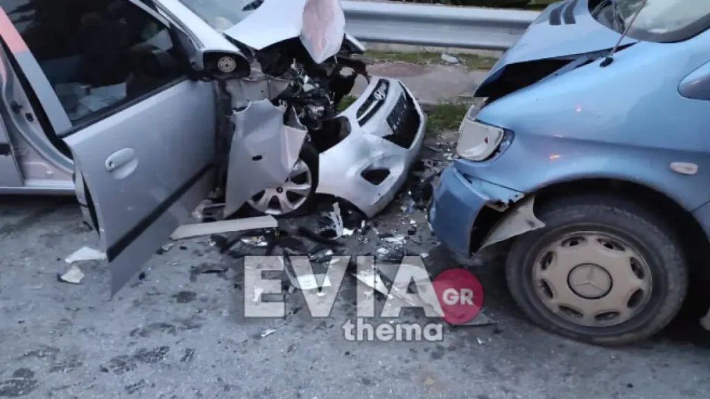 Εύβοια: Aυτοκίνητα συγκρούστηκαν μετωπικά τα ξημερώματα της Πρωτοχρονιάς – Στο νοσοκομείο δύο τραυματίες