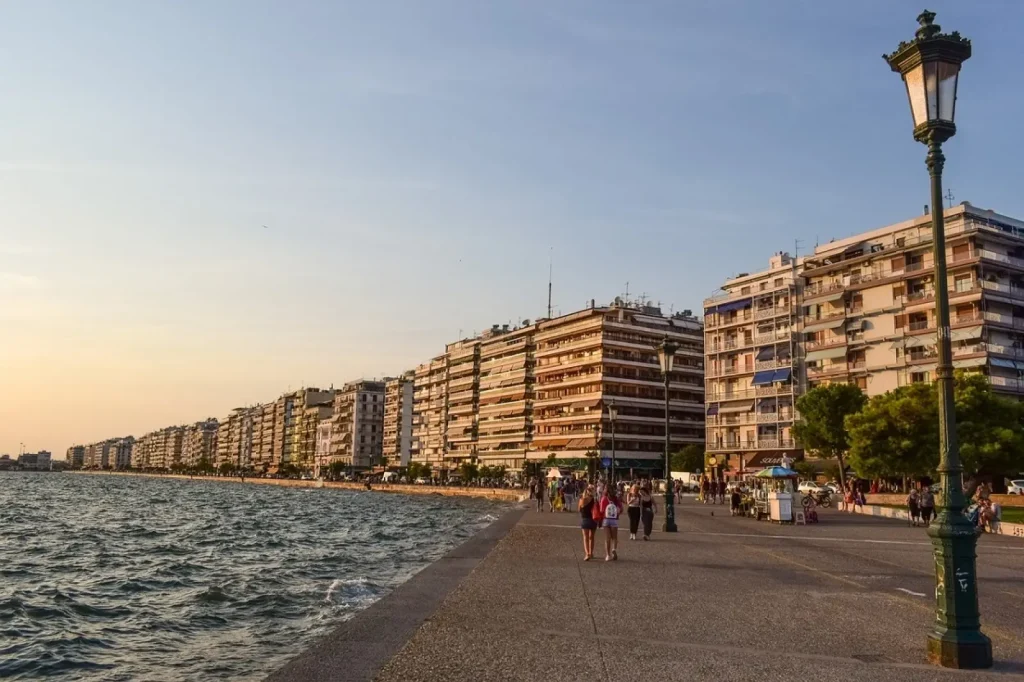 Θεσσαλονίκη: Πεταμένα στους δρόμους τα φαναράκια των ευχών μετά την παραμονή της Πρωτοχρονιάς (φώτο-βίντεο)