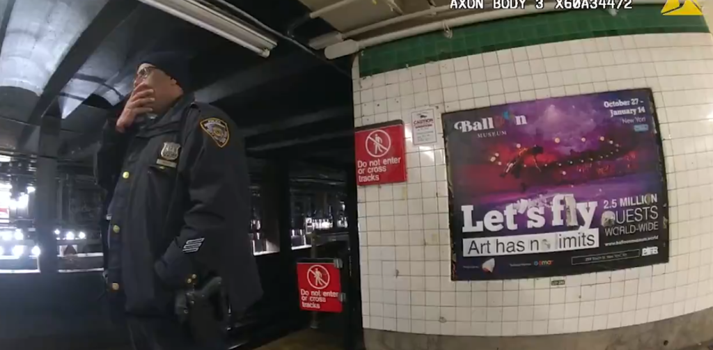 Νέα Υόρκη: Αστυνομικός πηδά στις γραμμές του μετρό για να σώσει άνδρα που έπεσε (βίντεο)