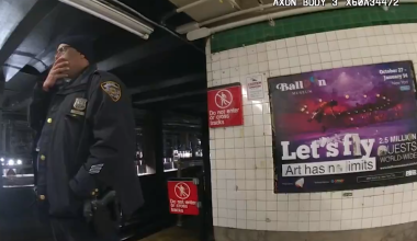 Νέα Υόρκη: Αστυνομικός πηδά στις γραμμές του μετρό για να σώσει άνδρα που έπεσε (βίντεο)