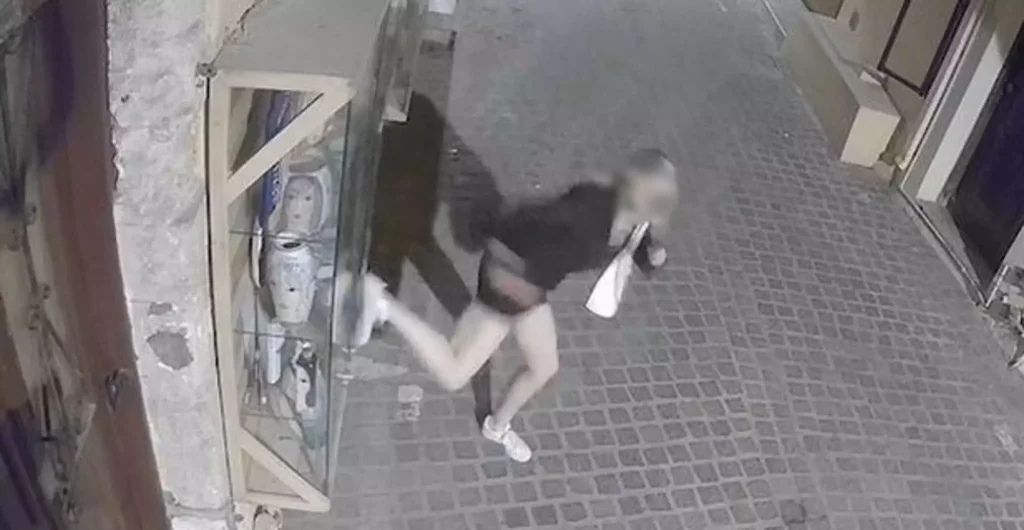 Χανιά: Η στιγμή που εξοργισμένη κοπέλα ρίχνει κλωτσιά σε βιτρίνα καταστήματος στην αλλαγή του χρόνου (βίντεο)