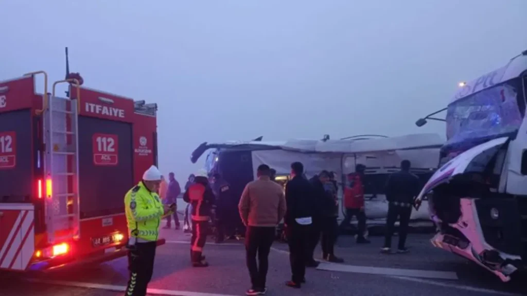 Τουρκία: Τουλάχιστον τέσσερις νεκροί μετά από φονική σύγκρουση φορτηγού με λεωφορείο (βίντεο)