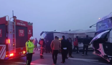 Τουρκία: Τουλάχιστον τέσσερις νεκροί μετά από φονική σύγκρουση φορτηγού με λεωφορείο (βίντεο)