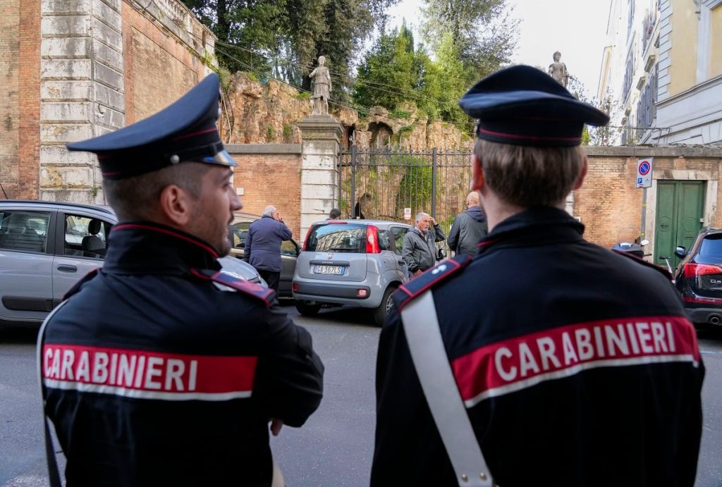 Ιταλία: Αναστέλλεται η άδεια οπλοφορίας του βουλευτή της Τ.Μελόνι  που τραυμάτισε κατά λάθος συγγενή αστυνομικού