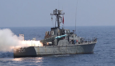 Κλιμάκωση: Το Ιράν έστειλε πολεμικό πλοίο στην Ερυθρά θάλασσα μετά τη βύθιση σκαφών των Χούθι από τις ΗΠΑ