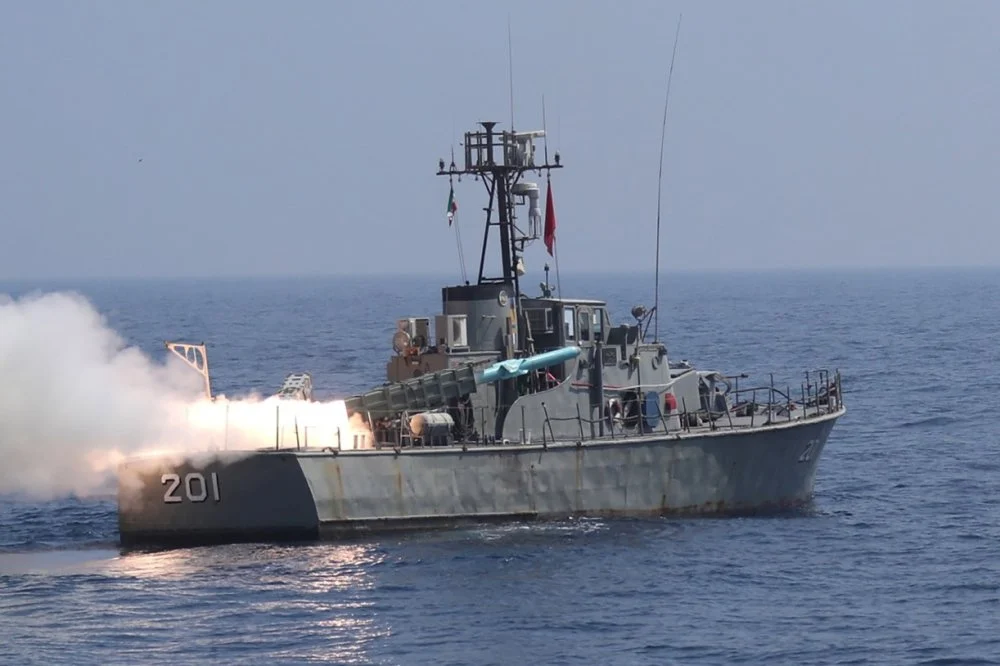 Κλιμάκωση: Το Ιράν έστειλε πολεμικό πλοίο στην Ερυθρά θάλασσα μετά τη βύθιση σκαφών των Χούθι από τις ΗΠΑ