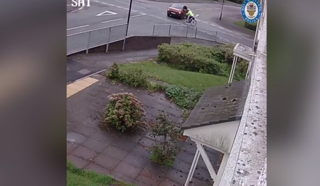 Βρετανία: Αυτοκίνητο παρέσυρε ηλικιωμένη ποδηλάτισσα – Νοσηλεύεται με πολλαπλά τραύματα και εγκεφαλική αιμορραγία (βίντεο)