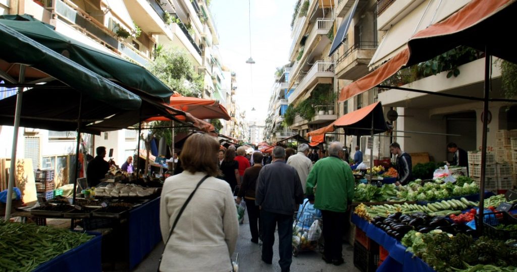 Πάτρα: Περιπετειώδης καταδίωξη στη λαϊκή – Δημοσιογράφος έσωσε γιαγιά από τσαντάκια