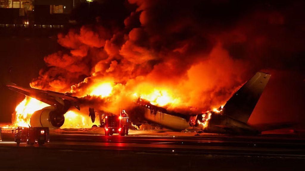 Φωτιά στο Airbus A350 της Japan Airlines: Τα 90 δευτερόλεπτα της εκκένωσης «θαύμα» – Πώς σώθηκαν οι 379 επιβάτες (βίντεο)
