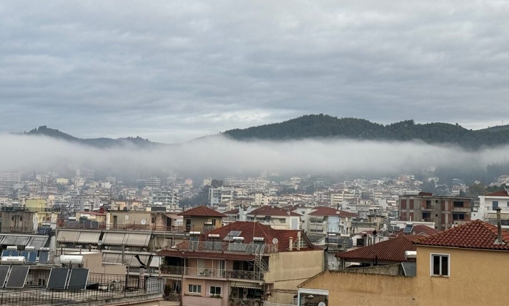 Πυκνό «πέπλο» ομίχλης «σκέπασε» την πόλη του Αγρινίου (φώτο)
