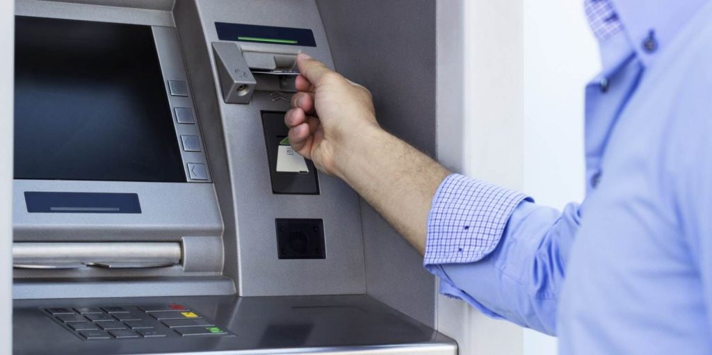 Αναλήψεις από ATM: Αλλαγές στις προμήθειες των τραπεζών το 2024