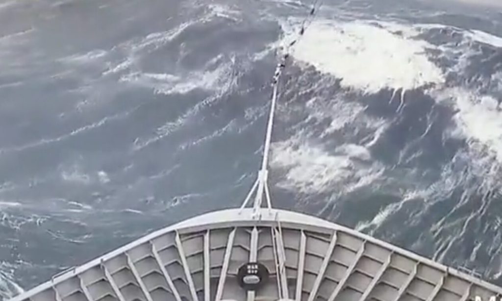 Κρουαζιερόπλοιο στην Ανταρκτική «παλεύει» με πελώρια κύματα (βίντεο)